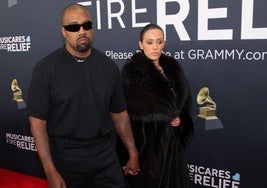 Kanye West y Bianca Censori llegando a la alfombra roja de los Grammy 2025.