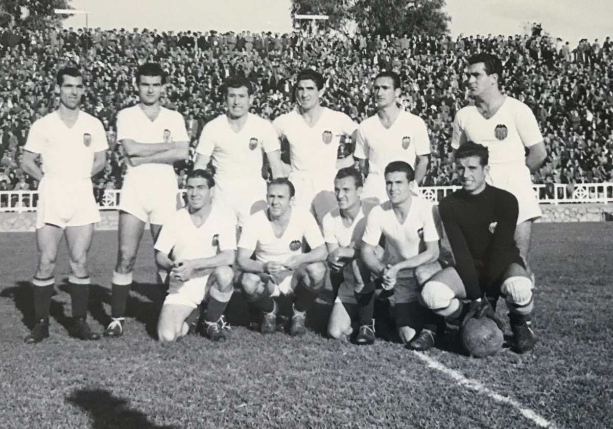 Alineación del Valencia que se impuso al Barça en el antiguo campo de Les Corts por 2-4 en la temporada 41-42. Los valencianistas se proclamaron campeones de Liga y lograron 7 victorias en 13 salidas.