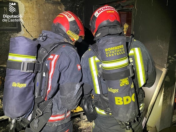 Los bomberos, en el interior de la vivienda afectada.