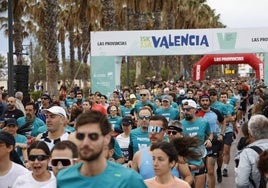 Marea de corredores toman la salida en el Paseo de la Malvarrosa en la edición de 2024.