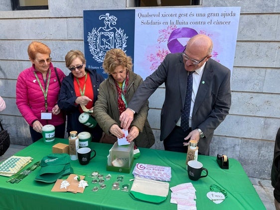 El decano de los abogados de Sueca junto a miembros de la Asociación Contra el Cáncer.