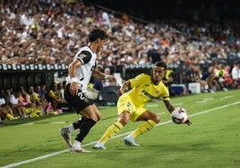 Jesús Vázquez encima a Yeremy Pino en el derbi de la primera vuelta en Mestalla.