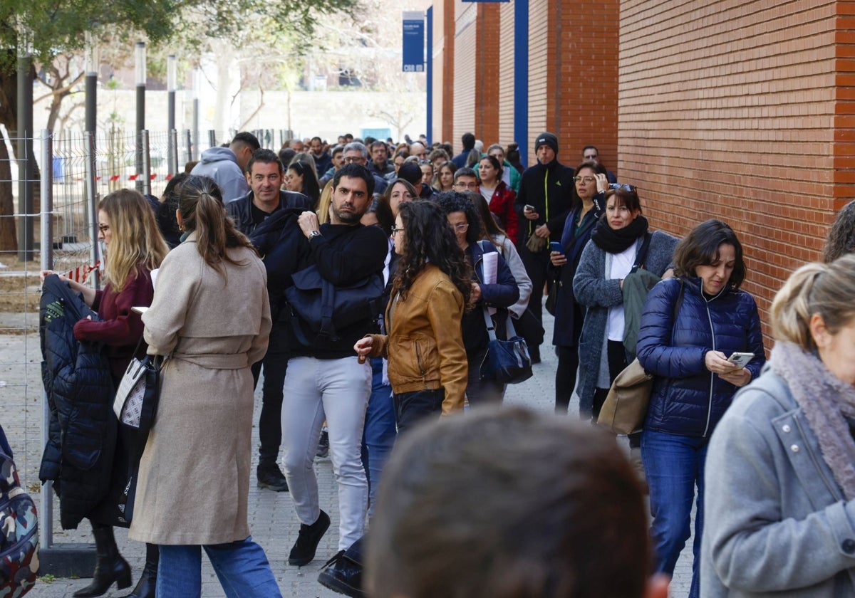 Los opositores salen del examen teórico celebrado durante la mañana.