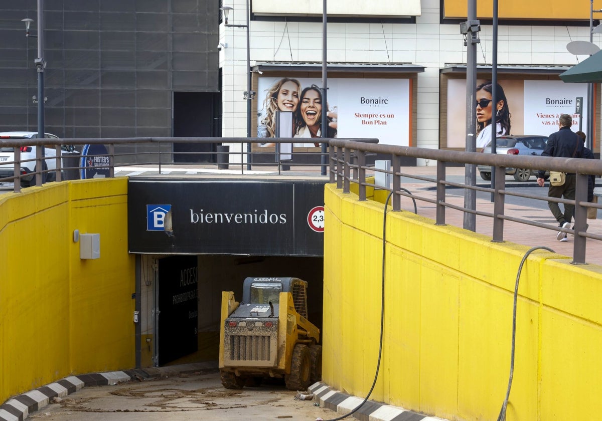 Maquinaria en el acceso al parking del centro comercial Bonaire.