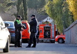 Policías y bomberos durante un incendio en una imagen de archivo.