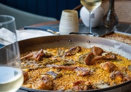 Perfecta ejecución de la paella valenciana.