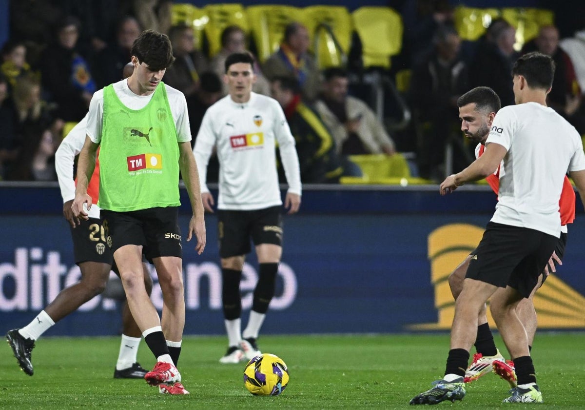 Los jugadores del Valencia, durante el calentamiento previo al derbi.