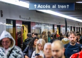 Usuarios de Metrovalencia en una de las estaciones.