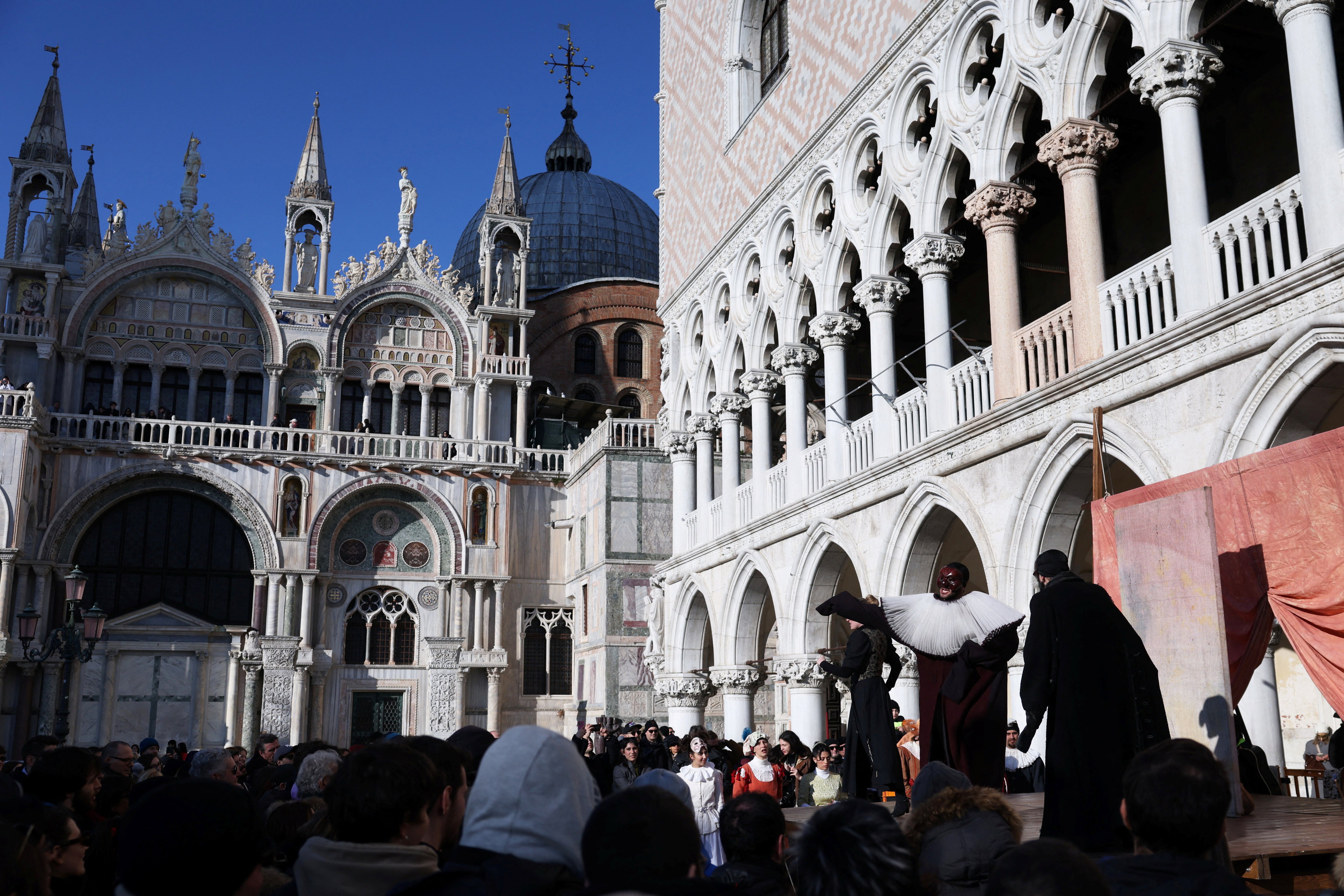 De viaje al fascinante Carnaval de Venecia 2025