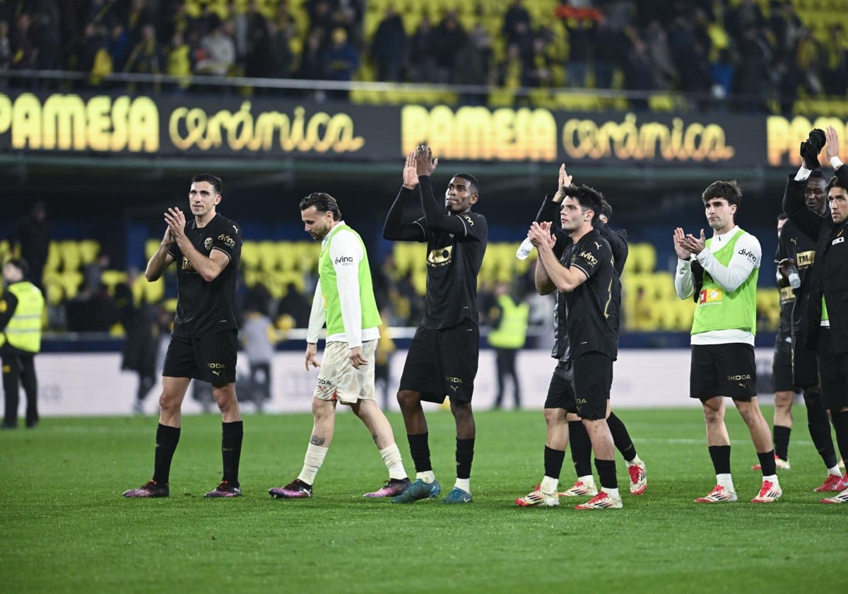 Los futbolistas del Valencia saludan a sus aficionados a la conclusión del derbi.