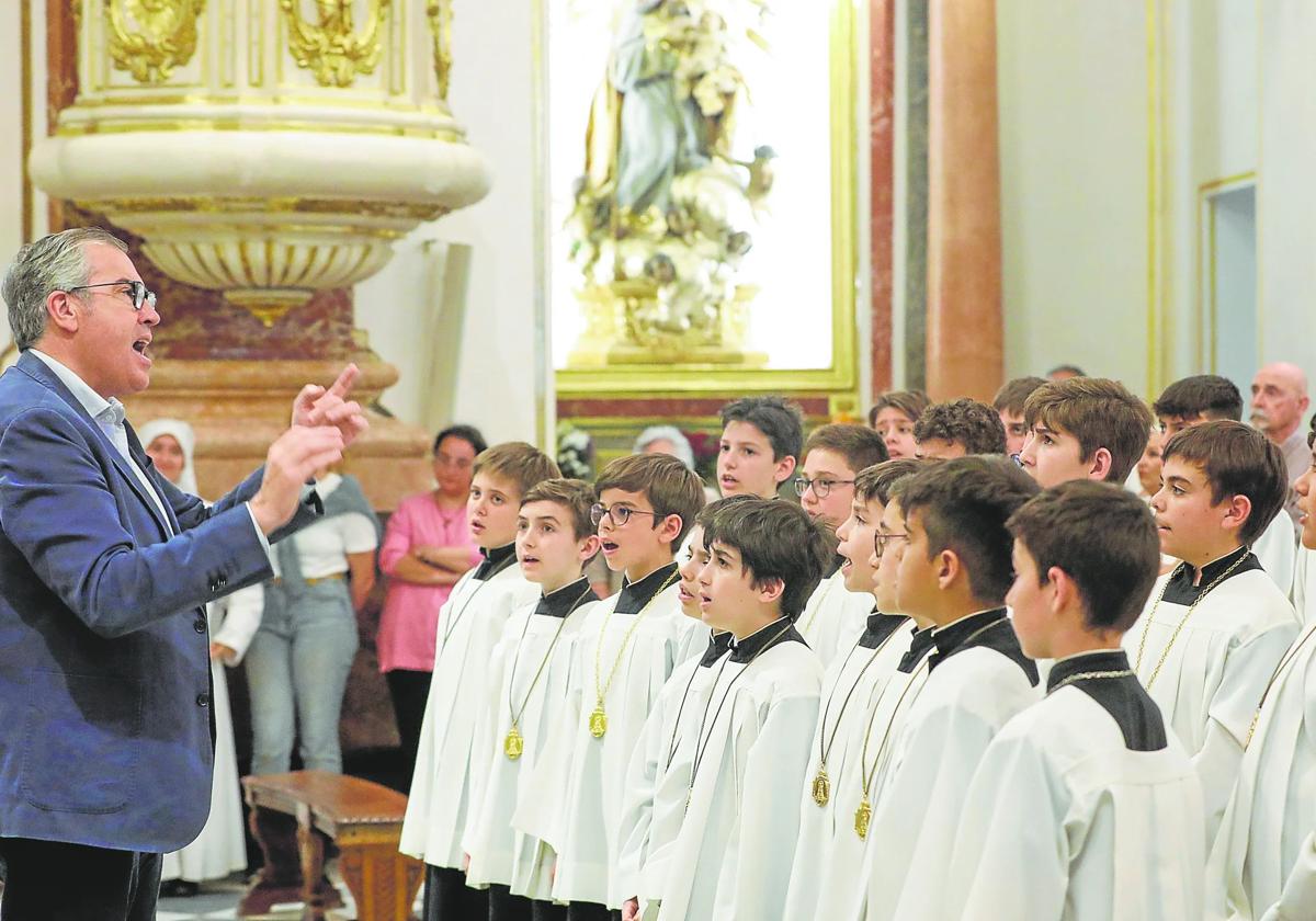 La Escolanía de la Virgen de los Desamparados con su director, Luis Garrido.