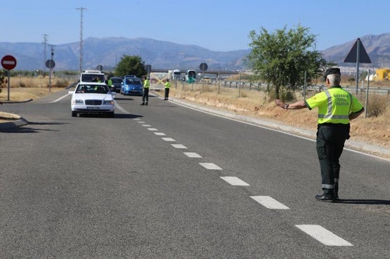 Agentes de la GUardia Civil paran coches en una imagen de archivo.