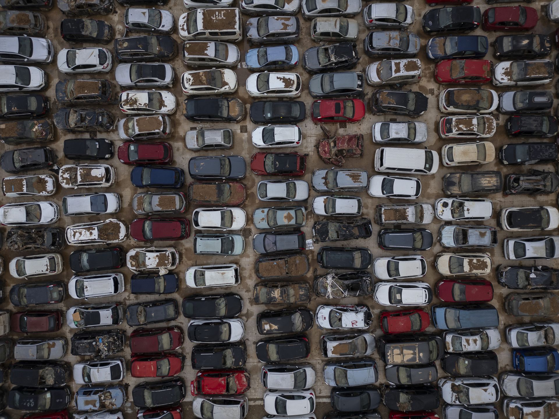 Fotografía con dron de los cientos de coches afectados por la dana que permanecen en una campa en Benaguasil.