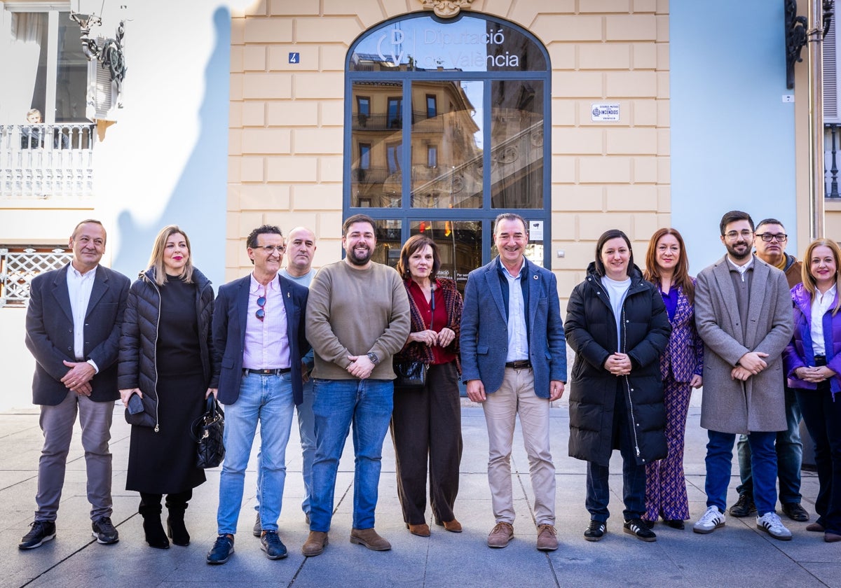 Robert Raga, entre Carmen Martínez y Marta Trenzano, y junto a otros cargos del partido.