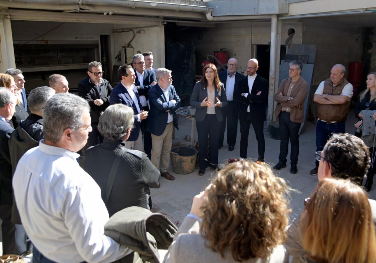 La alcaldesa de Paiporta, en el encuentro con Cedaes.