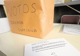 Urna y papeleta de votación, en una imagen de archivo.