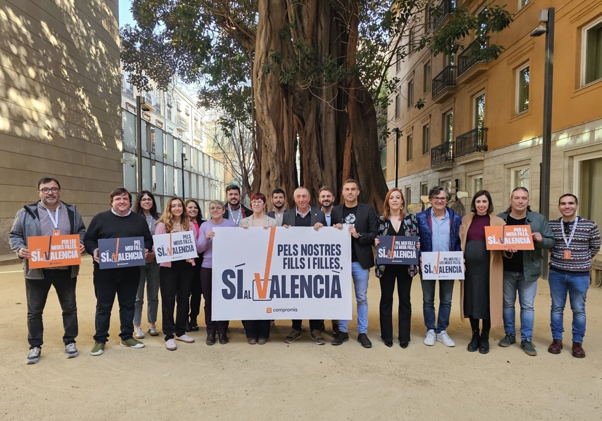 Representantes de Compromís tras anunciar el recurso.