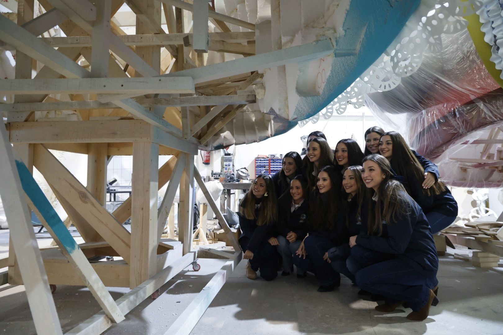 La fallera mayor de Valencia y su corte visitan el taller de la falla municipal