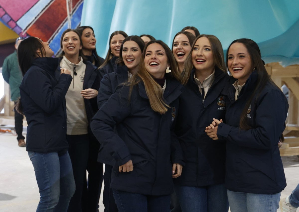 Imagen secundaria 1 - La corte, en el taller de Alcàsser, y el ninot más celebrado.