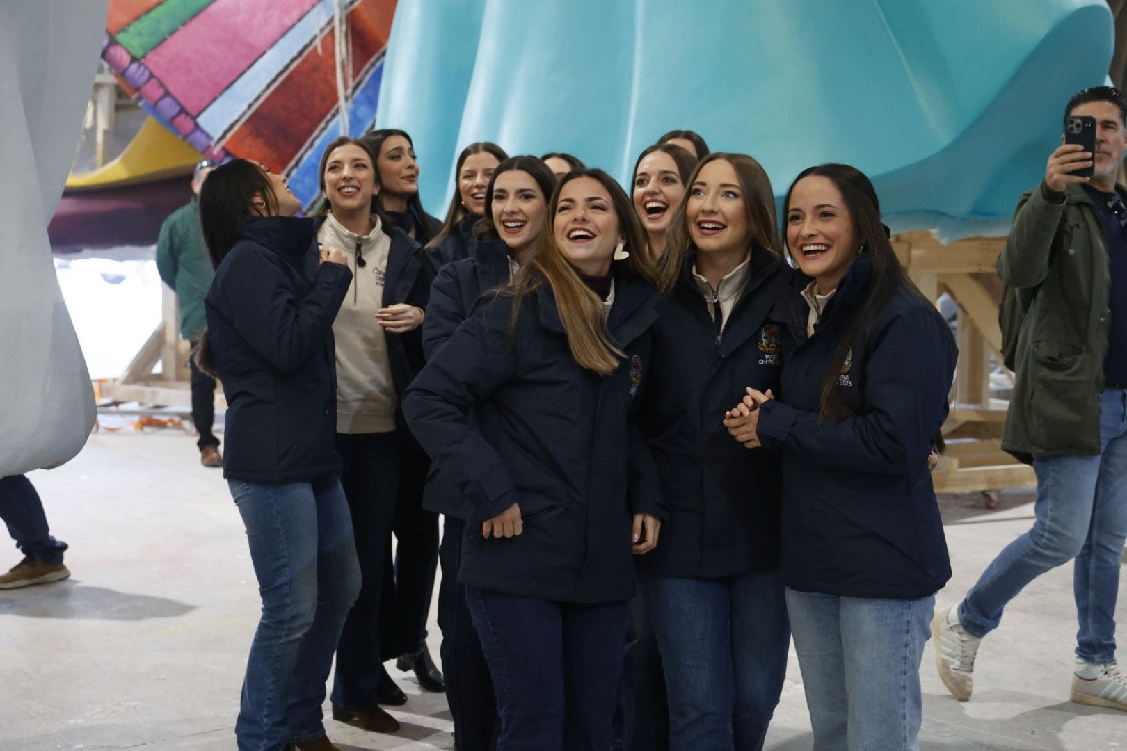 La fallera mayor de Valencia y su corte visitan el taller de la falla municipal