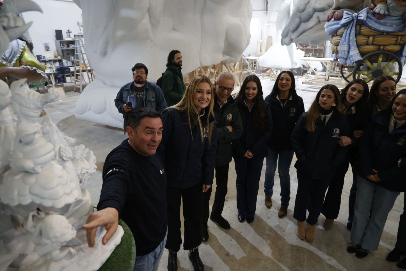 La fallera mayor de Valencia y su corte visitan el taller de la falla municipal