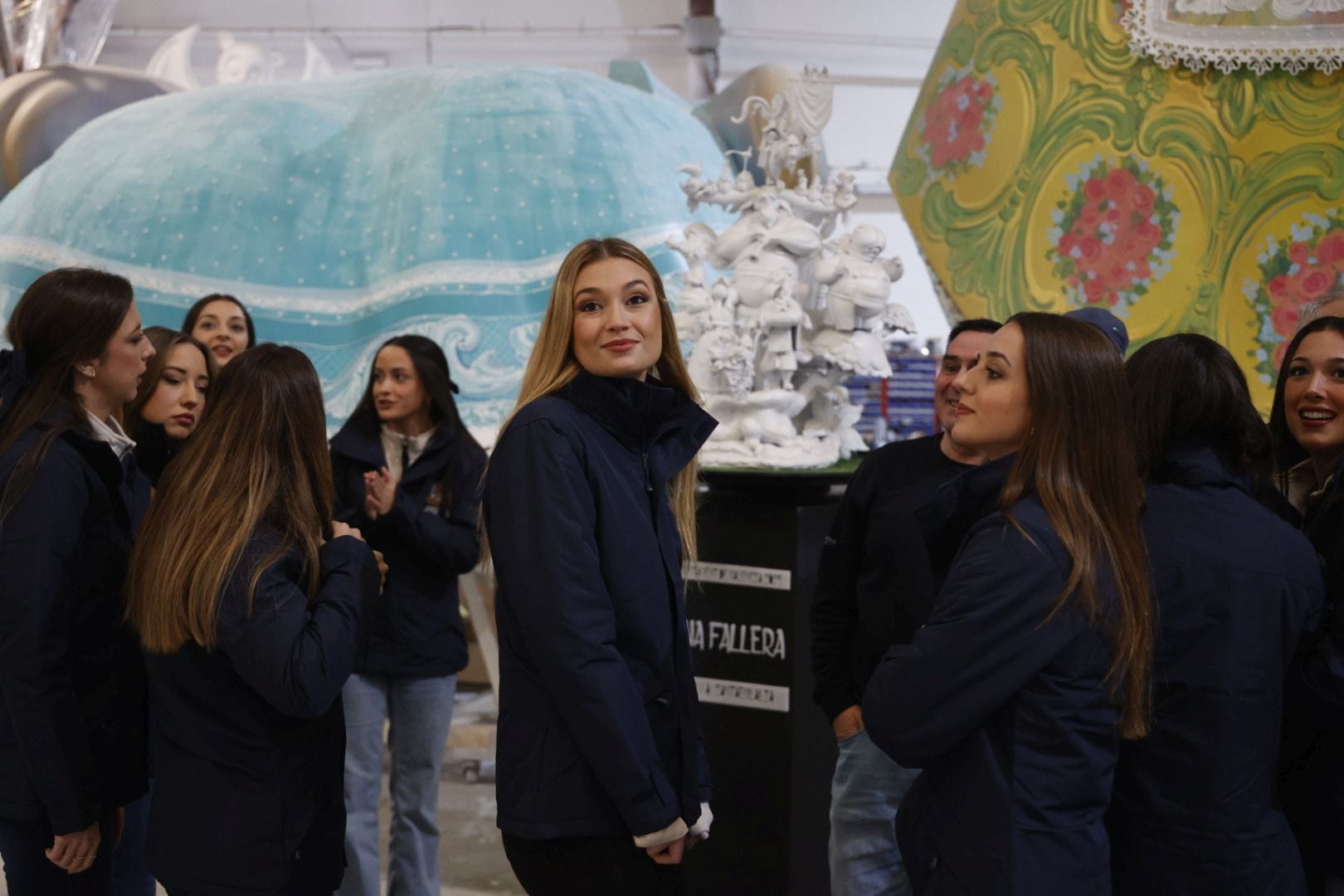 La fallera mayor de Valencia y su corte visitan el taller de la falla municipal