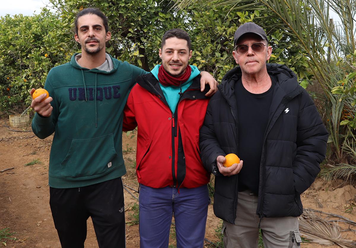 Rubén junto a su familia en su parcela.