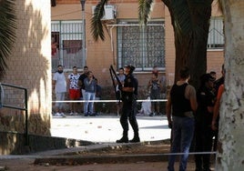 Agentes de Policía en el barrio de La Coma en una imagen de archivo.