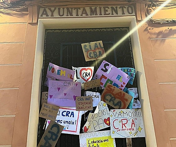 AFA y ayuntamientos de la Costera anuncian una protesta ante la Conselleria de Educación si no se reúne de inmediato con ellos