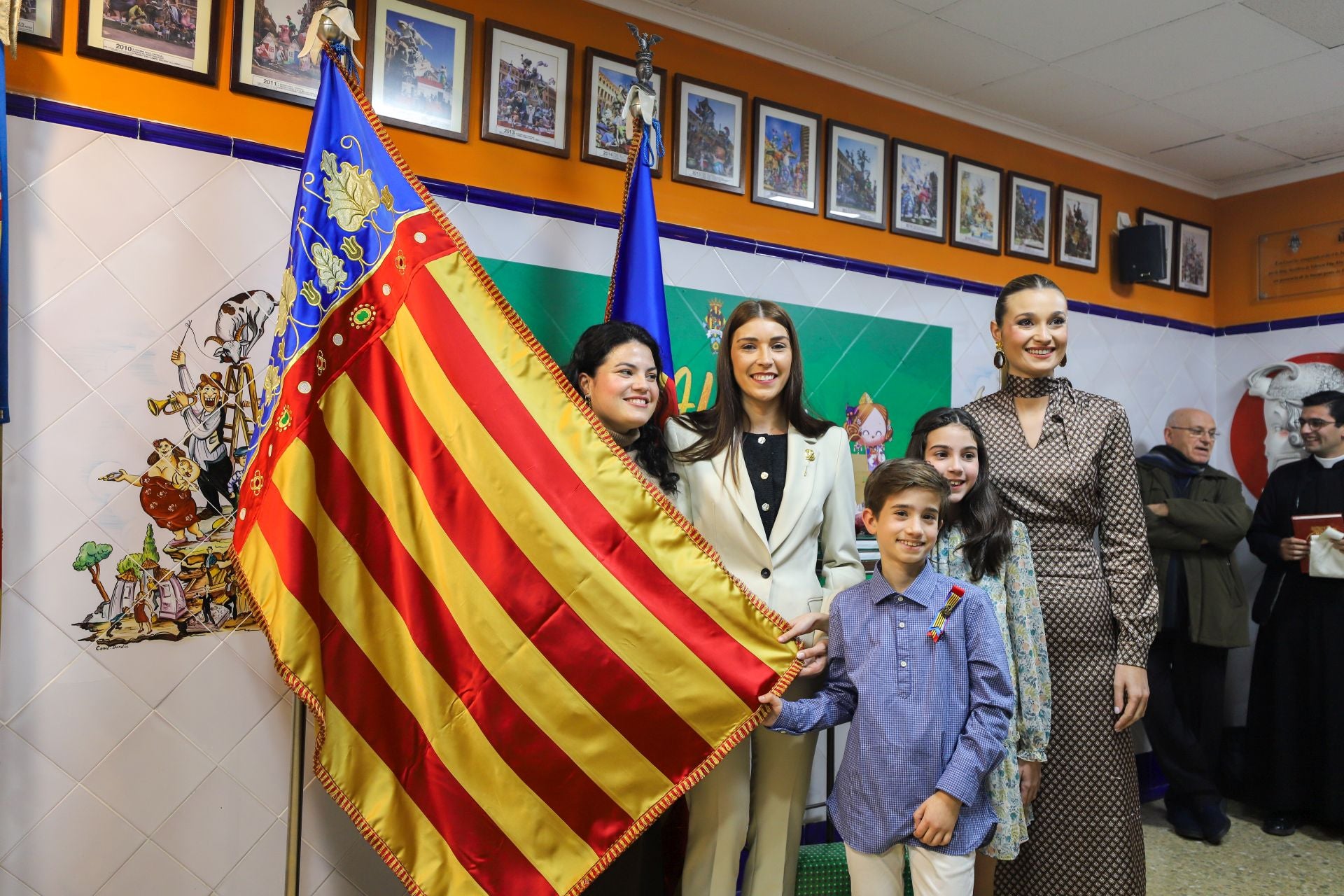 FOTOS | Senyeras y estandartes solidarios para reconstruir dos fallas afectadas por la dana