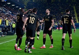 Umar Sadiq, Pepelu, Rafa Mir y César Tárrega, celebrando el gol del Valencia anotado ante el Villarreal.