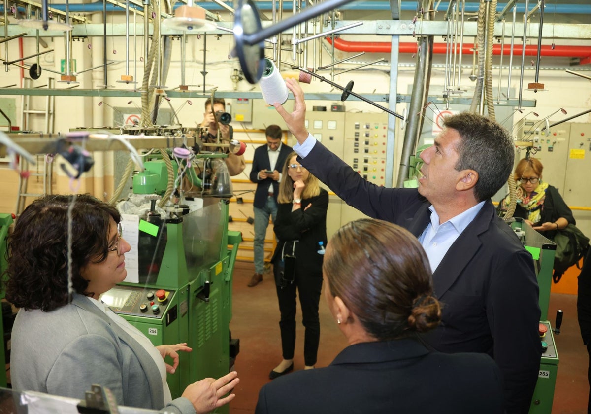 Carlos Mazón, durante su visita a la fábrica de Marie Claire, en septiembre de 2024.