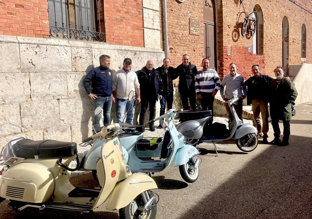 El director de la colección junto a miembros del museo.