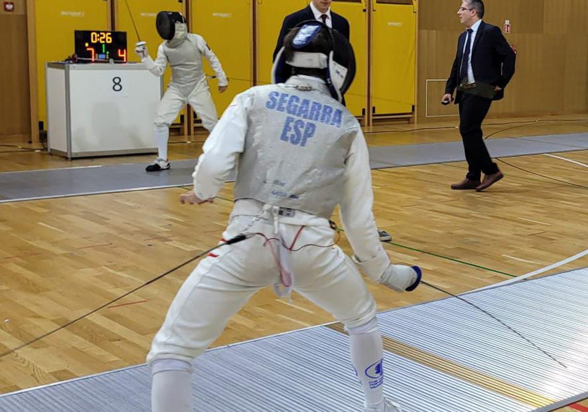 Carlos Segarra, posa la con la senyera en el podio tras competir en una torneo internacional.