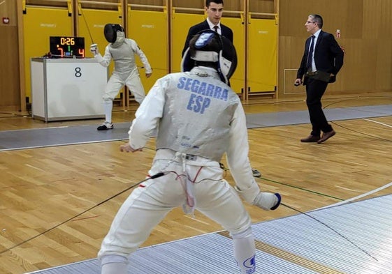 Carlos Segarra, posa la con la senyera en el podio tras competir en una torneo internacional.