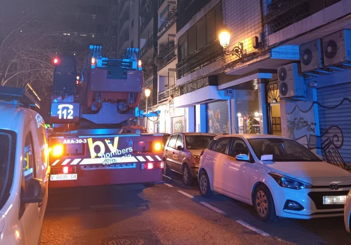 Una dotación de bomberos, en el lugar del suceso.