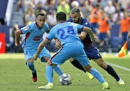 El jugador del Levante UD, Borja Mayoral (d), disputa un balón ante los jugadores del SD Eibar, Fabián Orellana (i) y Alvaro Tejero(c).