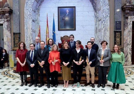 La alcaldesa de Valencia, María José Catalá, con los premiados y representantes políticos como el director general de Cultura, Miquel Nadal.