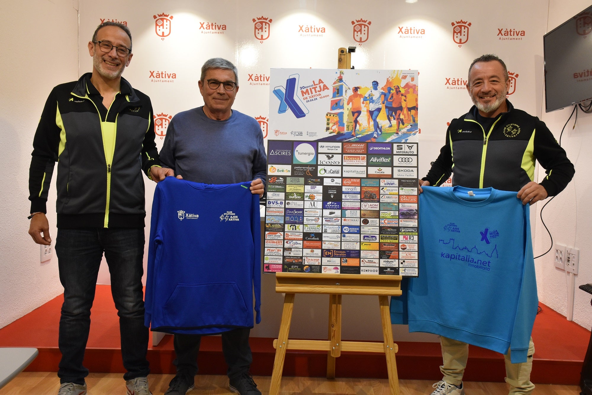 Representantes del club organizador y el concejal de Deportes, durante la presentación de la prueba.