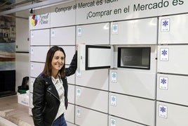 María José García junto a las nuevas taquillas refrigeradas.