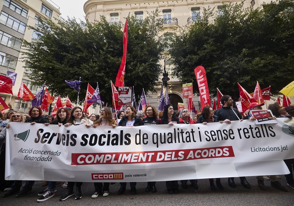 La protesta de los trabajadores de Servicios Sociales, en imágenes