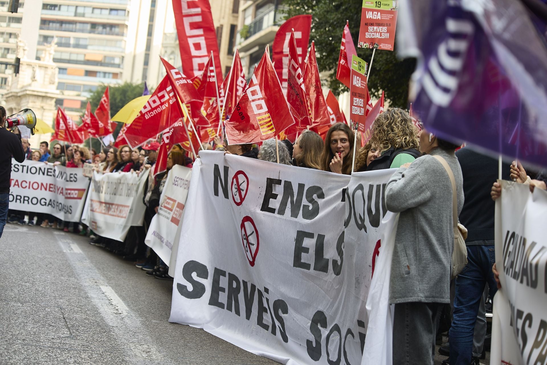 La protesta de los trabajadores de Servicios Sociales, en imágenes