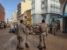 Militares limpiando Algemesí durante los primeros días tras la riada.