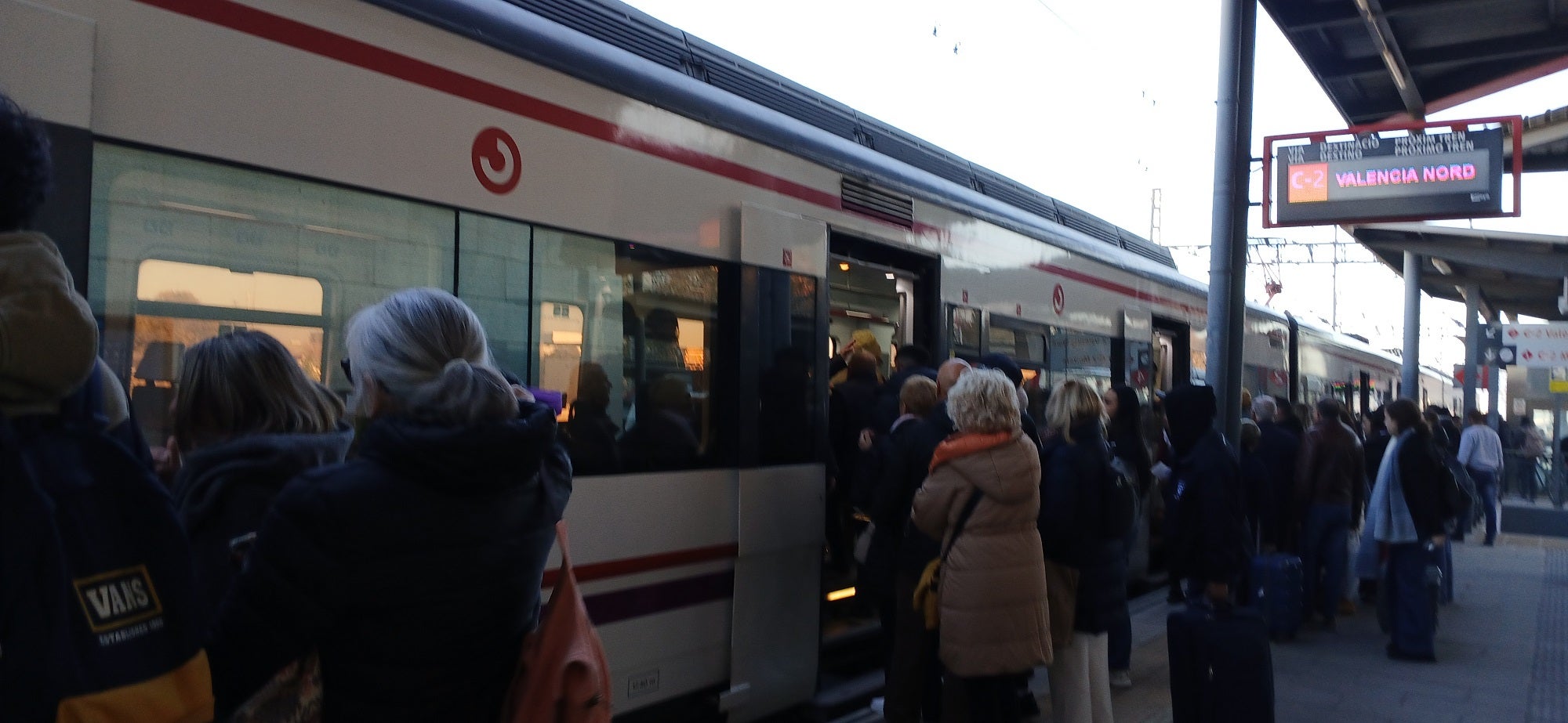 Viajeros subiedo al tren en la estación de Xàtiva.