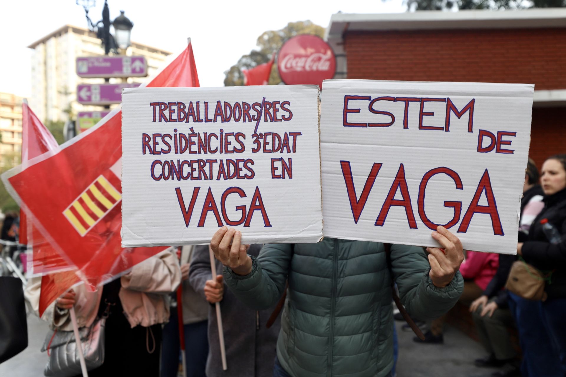 La protesta de los trabajadores de Servicios Sociales, en imágenes