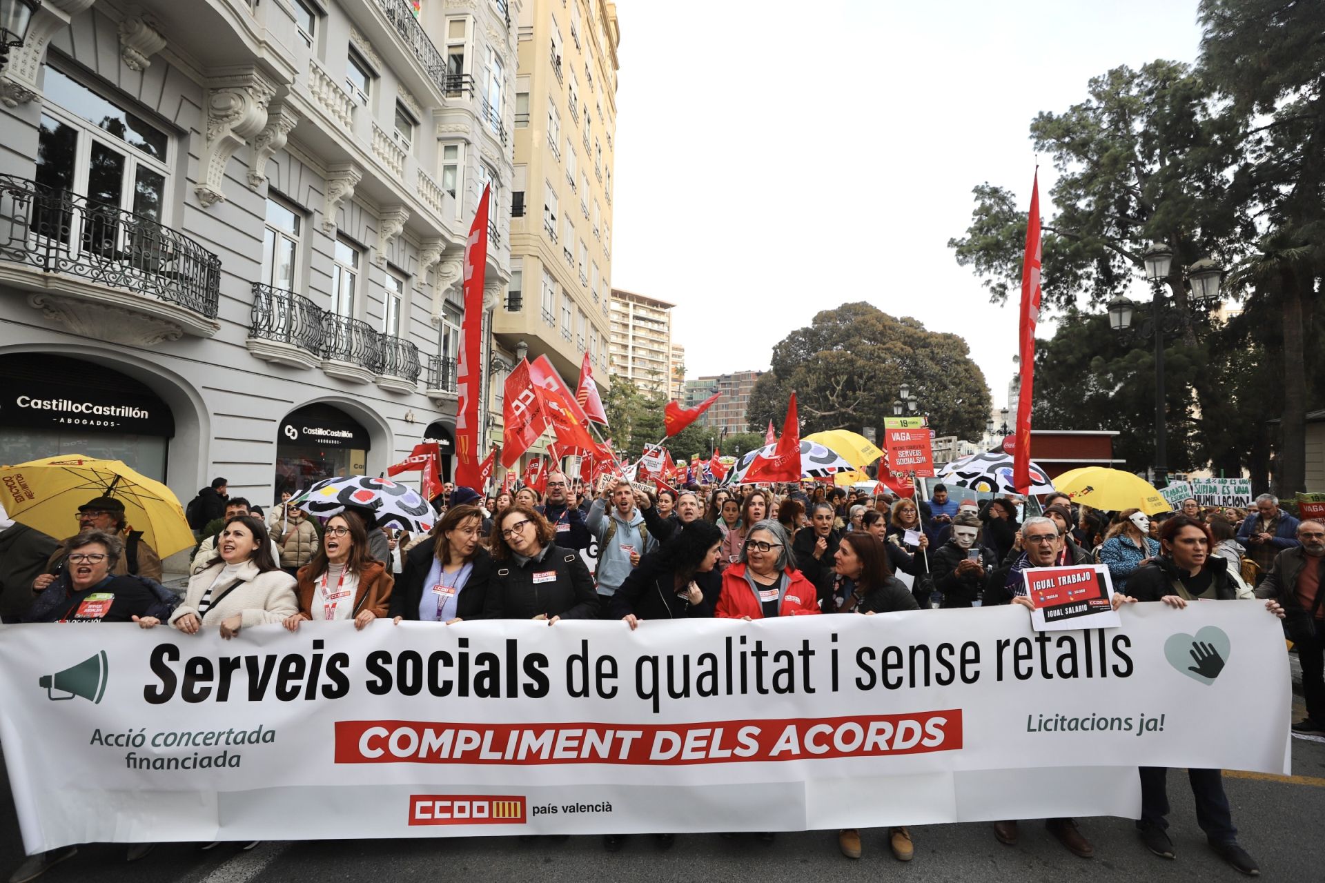 La protesta de los trabajadores de Servicios Sociales, en imágenes