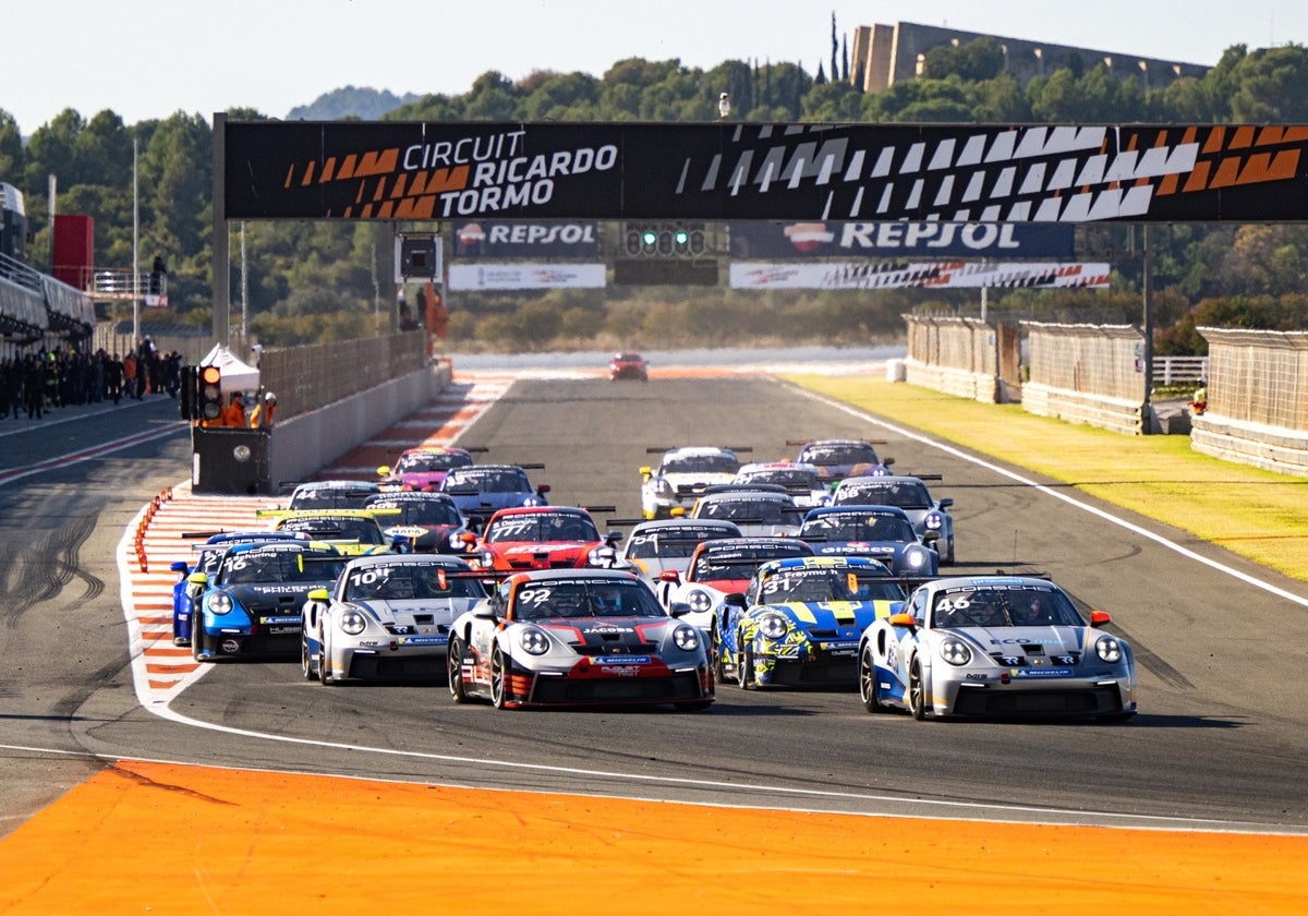 Los coches Porsche, tomando la primera curva.