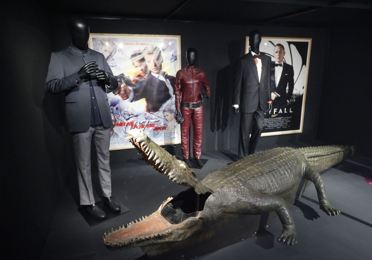 Los trajes originales de James Bond comparten en la muestra protagonismo con proyecciones de películas, carteles, fotografías y objetos de espías.