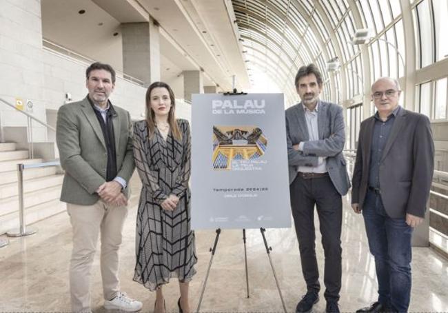 El organista Arturo Barba; la subdirectora del Palau, Nieves Pascual; el concejal de Cultura, José Luis Moreno; y el director del auditorio, Vicente Llimerá, en la presentación del Ciclo de órgano.