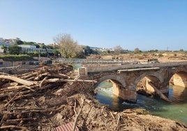 Destrozos en un puente por efectos de la dana en Riba-roja.